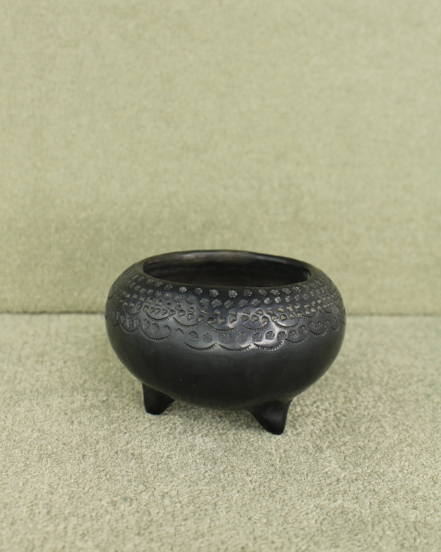 Floral Barro Negro Tripod Dish