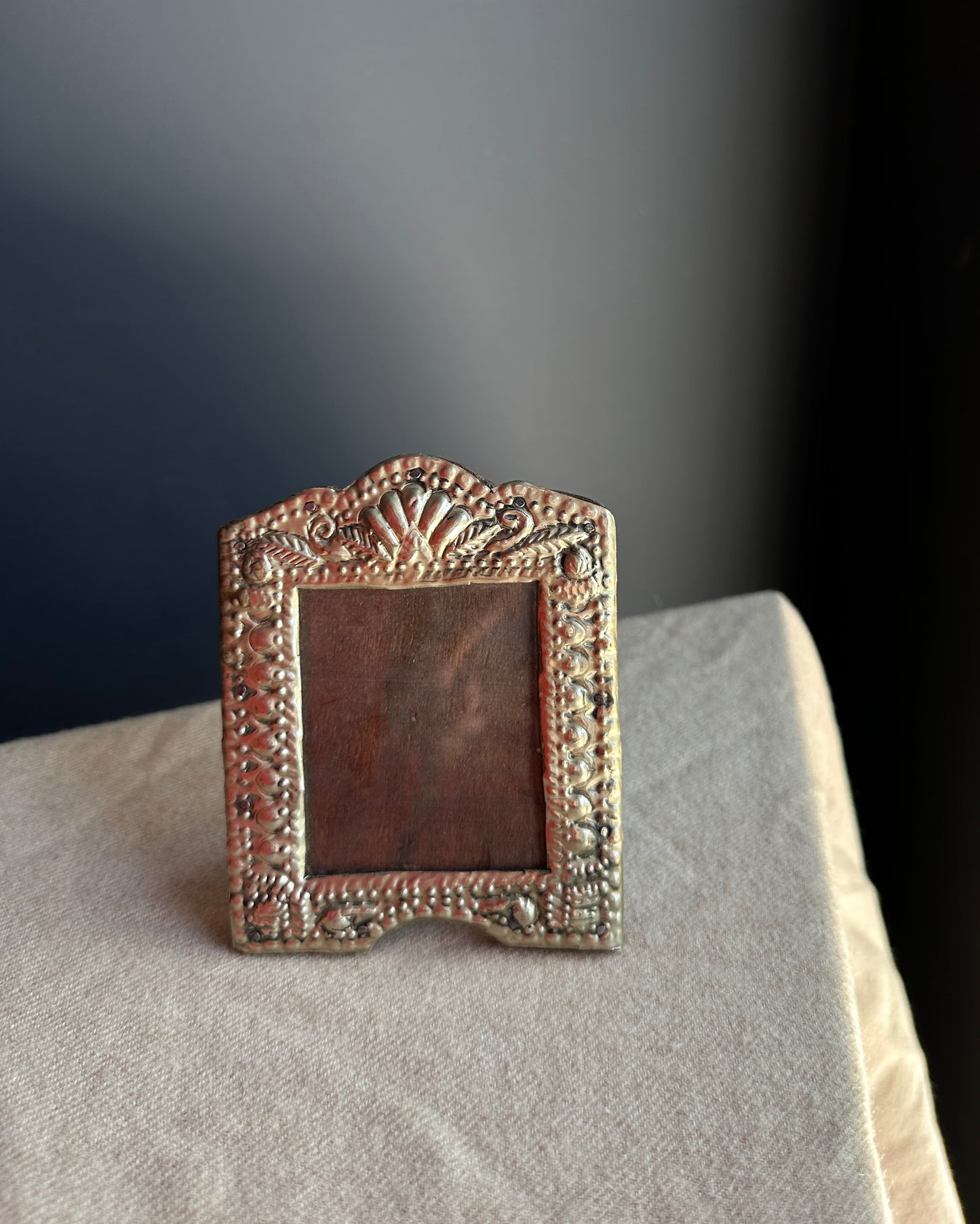 Scallop Embossed Frame
