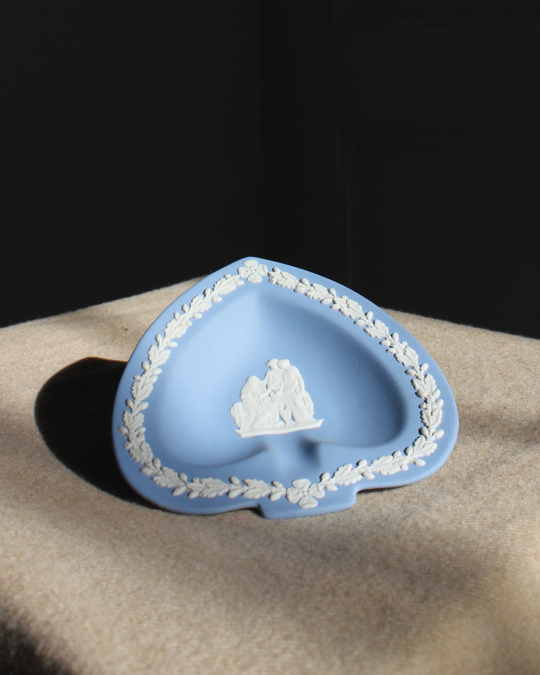 Wedgewood Jasperware spades shaped ashtray in Wedgewood blue, vintage 1970s